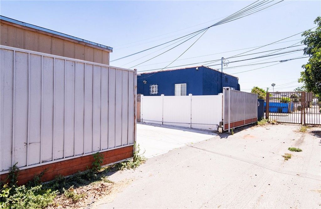 Image 25 of property listing at 1455 W 60th Street, Los Angeles, CA 90047