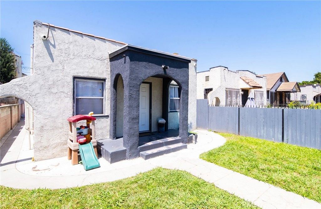 Image 3 of property listing at 1455 W 60th Street, Los Angeles, CA 90047