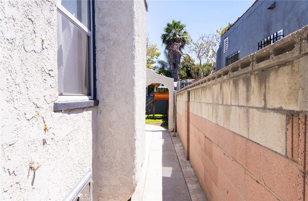 Image 4 of property listing at 1455 W 60th Street, Los Angeles, CA 90047