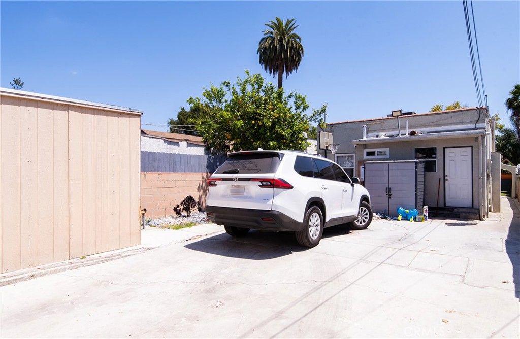 Image 5 of property listing at 1455 W 60th Street, Los Angeles, CA 90047