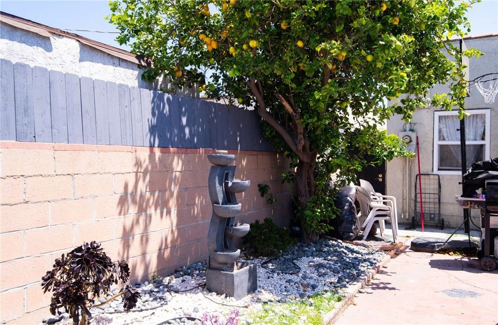 Image 6 of property listing at 1455 W 60th Street, Los Angeles, CA 90047