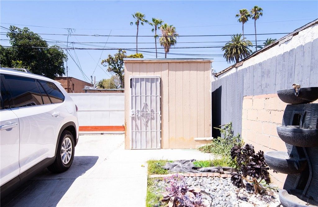 Image 7 of property listing at 1455 W 60th Street, Los Angeles, CA 90047