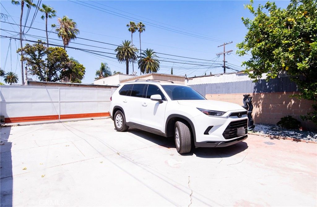 Image 8 of property listing at 1455 W 60th Street, Los Angeles, CA 90047