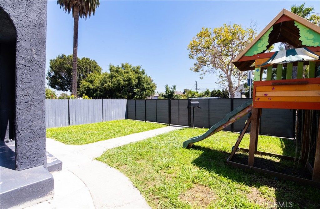 Image 9 of property listing at 1455 W 60th Street, Los Angeles, CA 90047