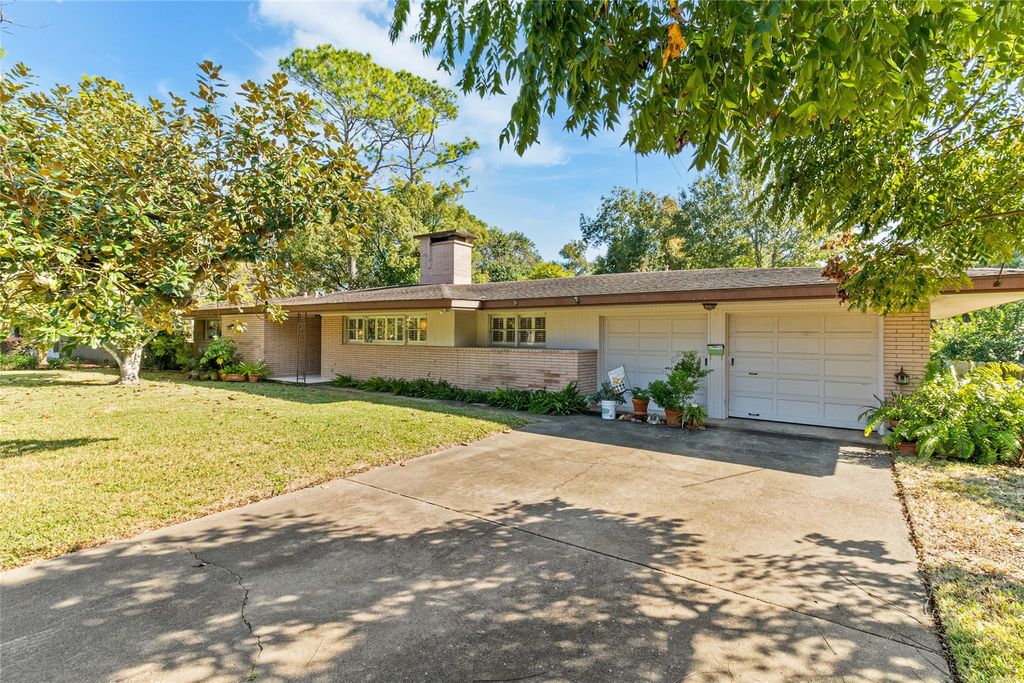 58 Plantation Court, Lake Jackson, TX 77566