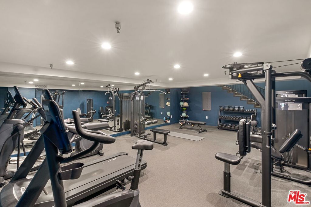 Image 12 of property listing at 585 N Rossmore Avenue 506, Los Angeles, CA 90004