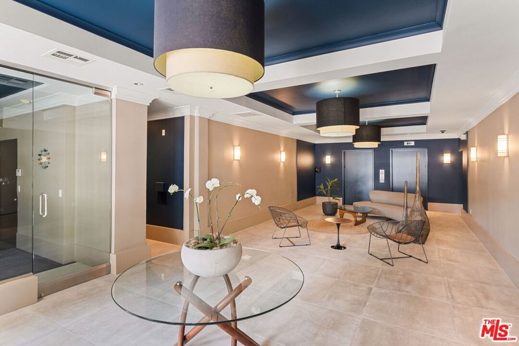 Image 13 of property listing at 585 N Rossmore Avenue 506, Los Angeles, CA 90004