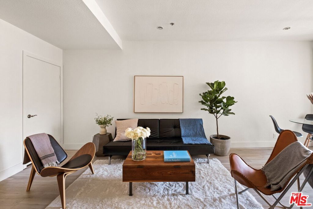 Image 2 of property listing at 585 N Rossmore Avenue 506, Los Angeles, CA 90004