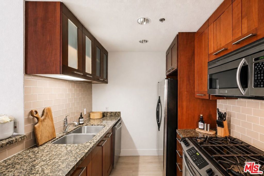 Image 4 of property listing at 585 N Rossmore Avenue 506, Los Angeles, CA 90004