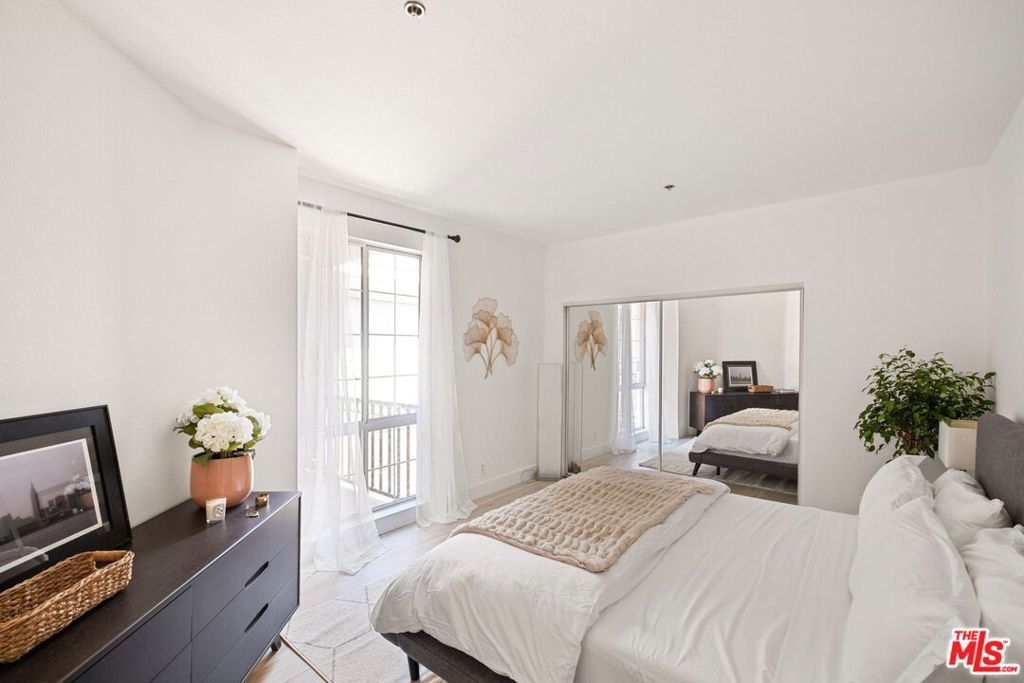 Image 5 of property listing at 585 N Rossmore Avenue 506, Los Angeles, CA 90004