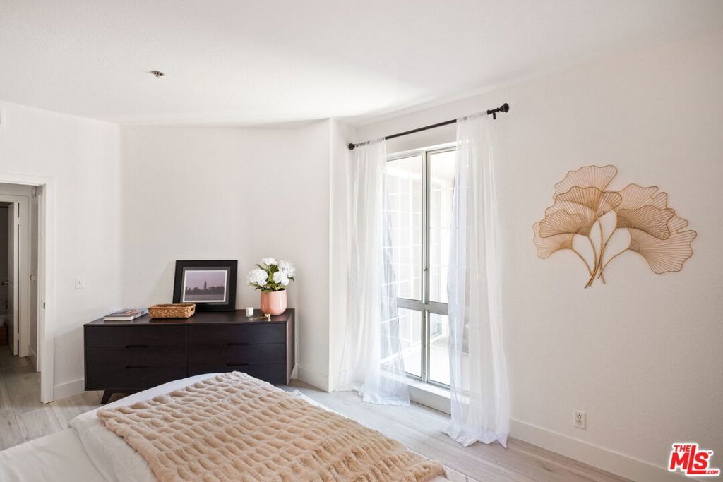 Image 6 of property listing at 585 N Rossmore Avenue 506, Los Angeles, CA 90004