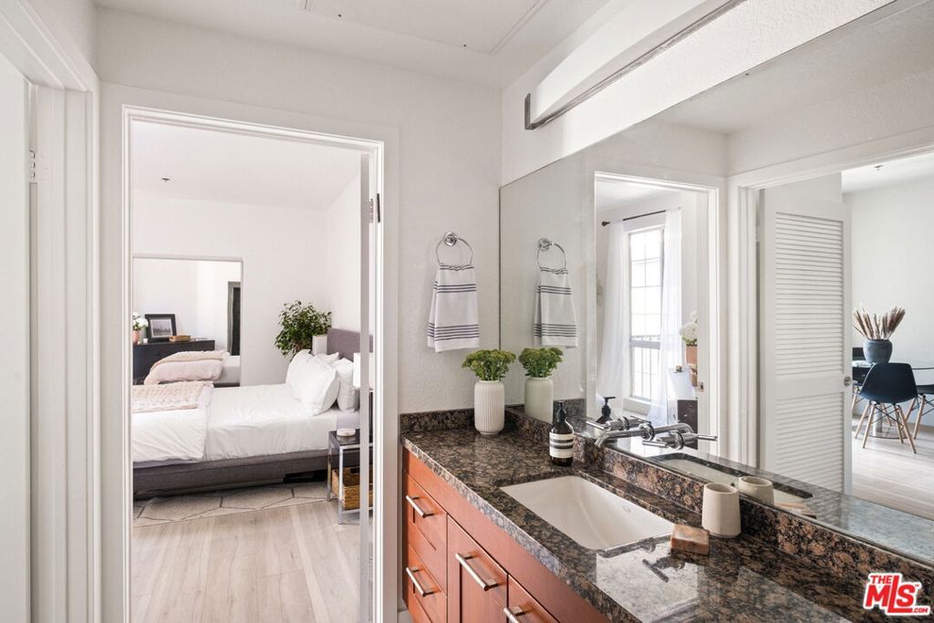 Image 7 of property listing at 585 N Rossmore Avenue 506, Los Angeles, CA 90004