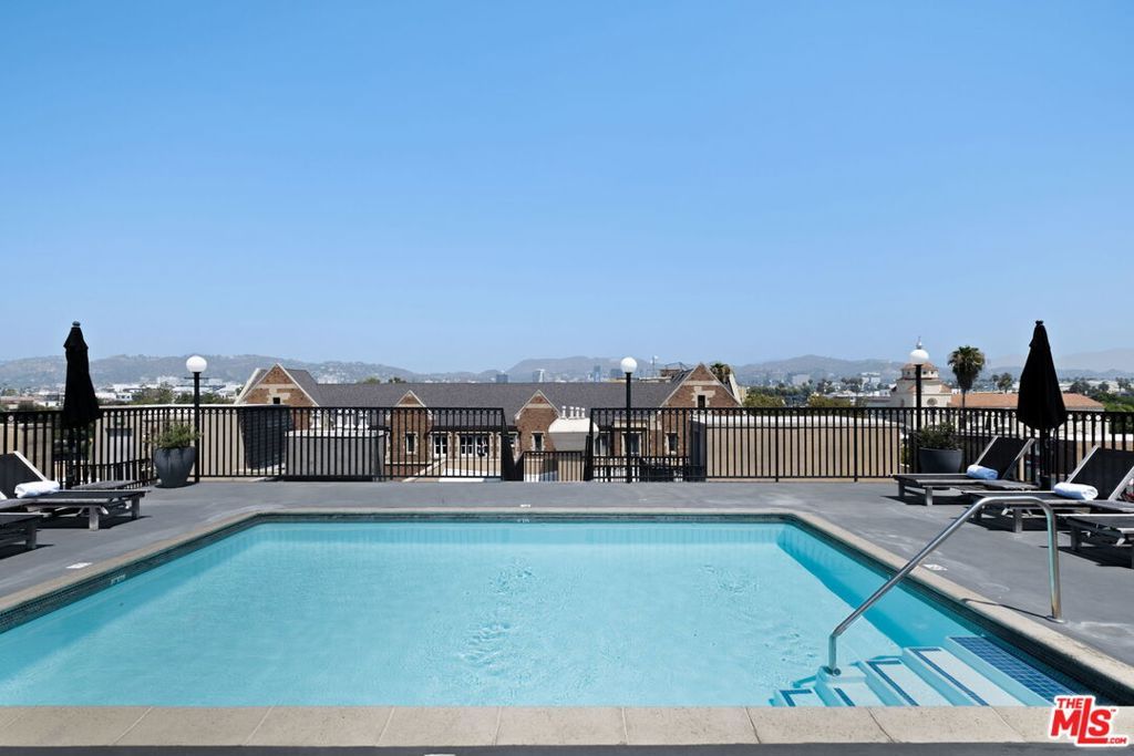 Image 8 of property listing at 585 N Rossmore Avenue 506, Los Angeles, CA 90004