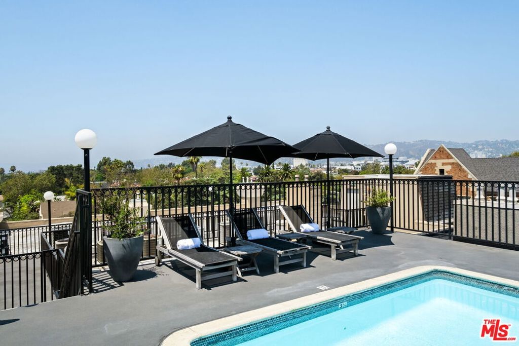 Image 9 of property listing at 585 N Rossmore Avenue 506, Los Angeles, CA 90004