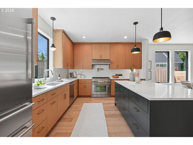 15592 WALUGA Dr, Lake Oswego, OR 97035