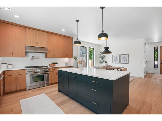 15592 WALUGA Dr, Lake Oswego, OR 97035