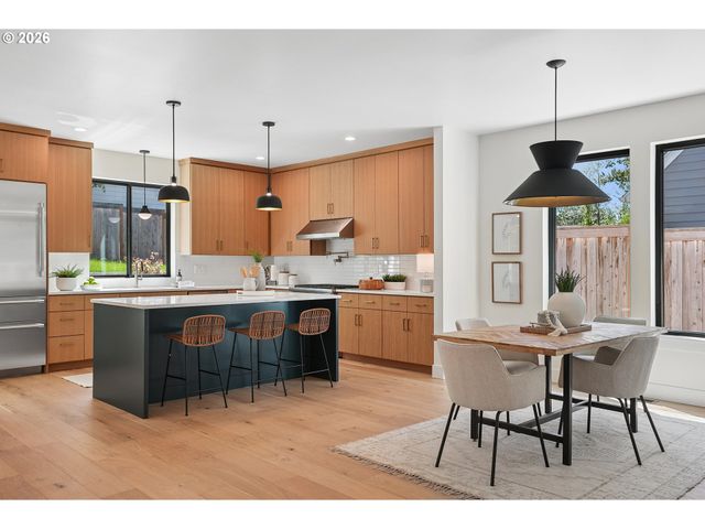 15592 WALUGA Dr, Lake Oswego, OR 97035
