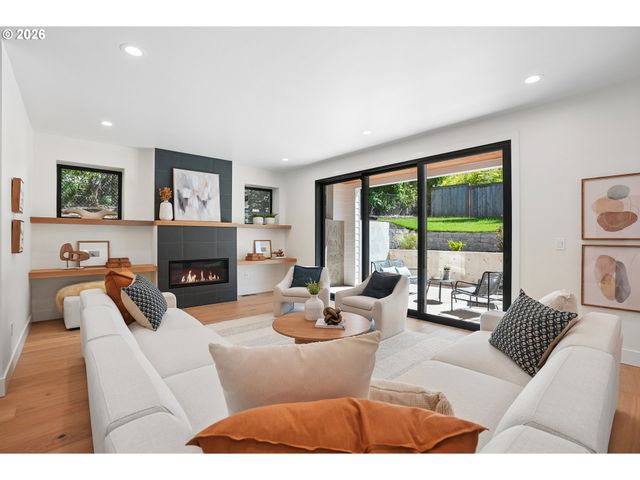 15592 WALUGA Dr, Lake Oswego, OR 97035