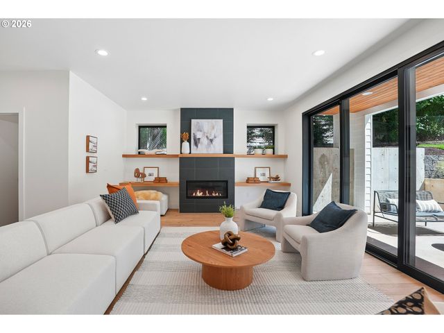15592 WALUGA Dr, Lake Oswego, OR 97035