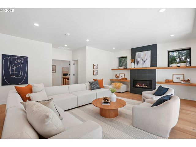15592 WALUGA Dr, Lake Oswego, OR 97035