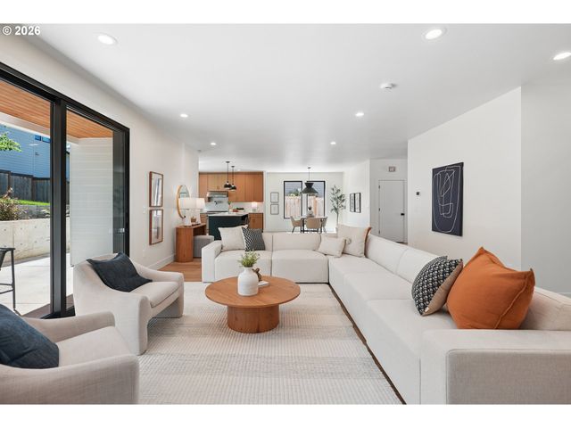15592 WALUGA Dr, Lake Oswego, OR 97035