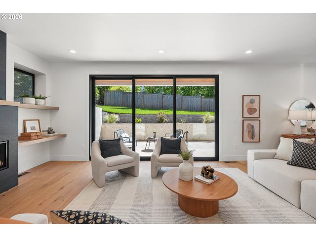 15592 WALUGA Dr, Lake Oswego, OR 97035