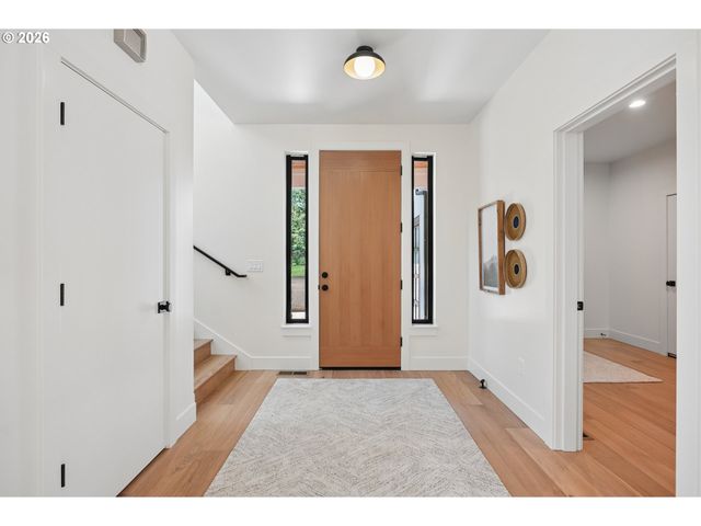 15592 WALUGA Dr, Lake Oswego, OR 97035