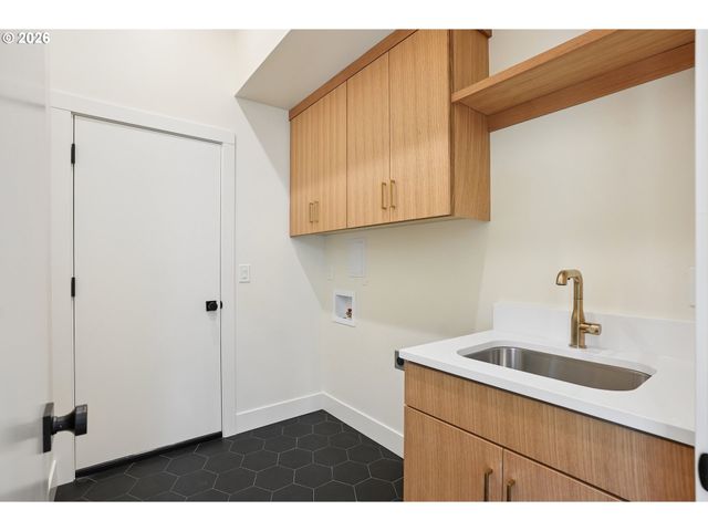 15592 WALUGA Dr, Lake Oswego, OR 97035
