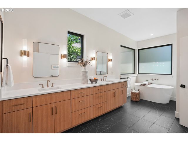 15592 WALUGA Dr, Lake Oswego, OR 97035