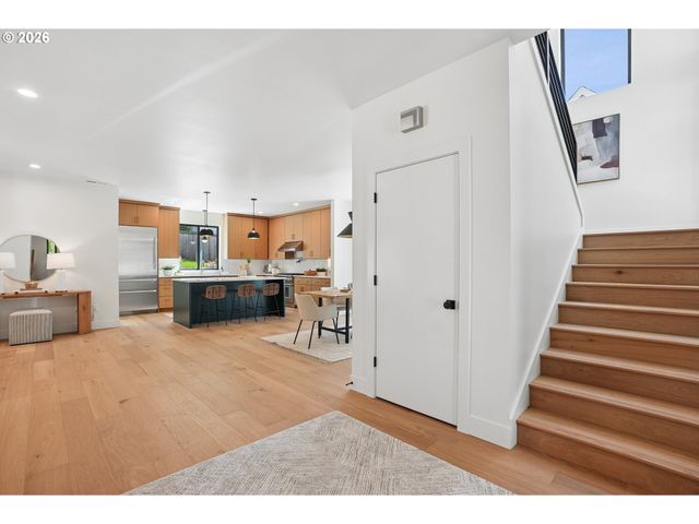 15592 WALUGA Dr, Lake Oswego, OR 97035