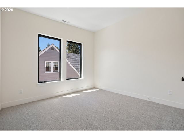 15592 WALUGA Dr, Lake Oswego, OR 97035