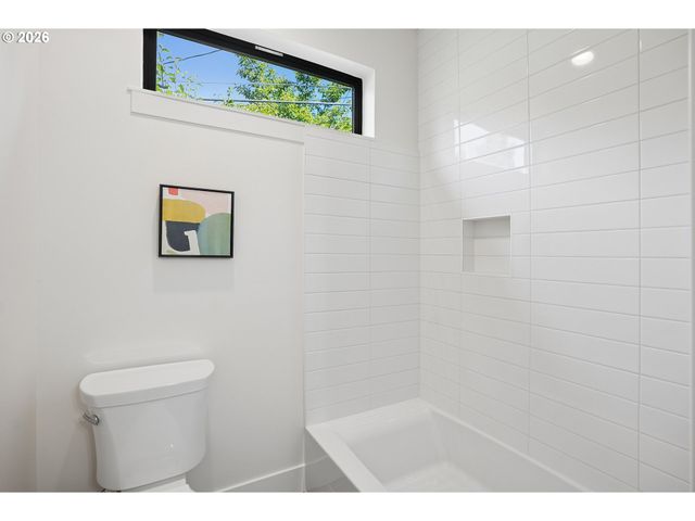 15592 WALUGA Dr, Lake Oswego, OR 97035