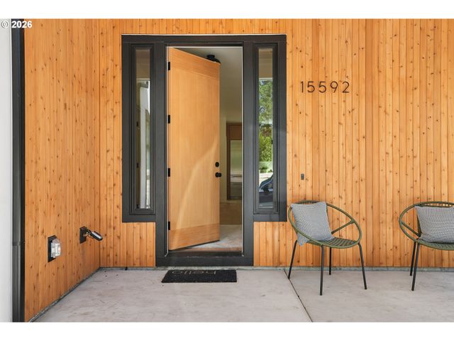 15592 WALUGA Dr, Lake Oswego, OR 97035