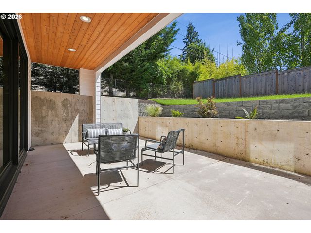15592 WALUGA Dr, Lake Oswego, OR 97035