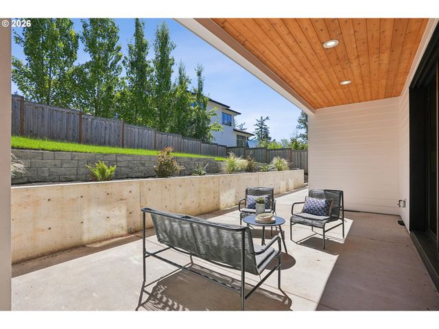 15592 WALUGA Dr, Lake Oswego, OR 97035