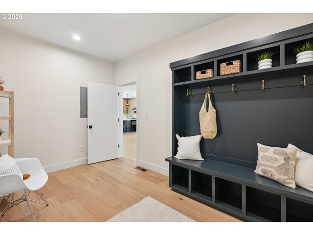 15592 WALUGA Dr, Lake Oswego, OR 97035