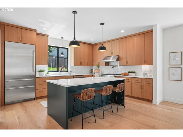 15592 WALUGA Dr, Lake Oswego, OR 97035