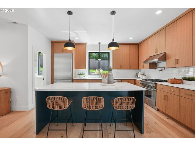 15592 WALUGA Dr, Lake Oswego, OR 97035