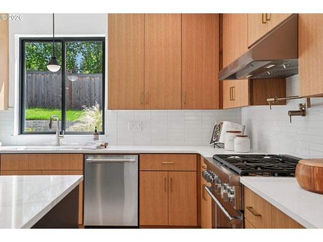 15592 WALUGA Dr, Lake Oswego, OR 97035