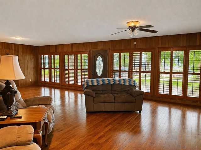 192 Sam Houston Loop, Point Blank, TX 77364