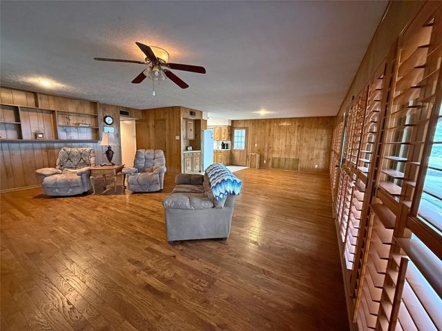 192 Sam Houston Loop, Point Blank, TX 77364