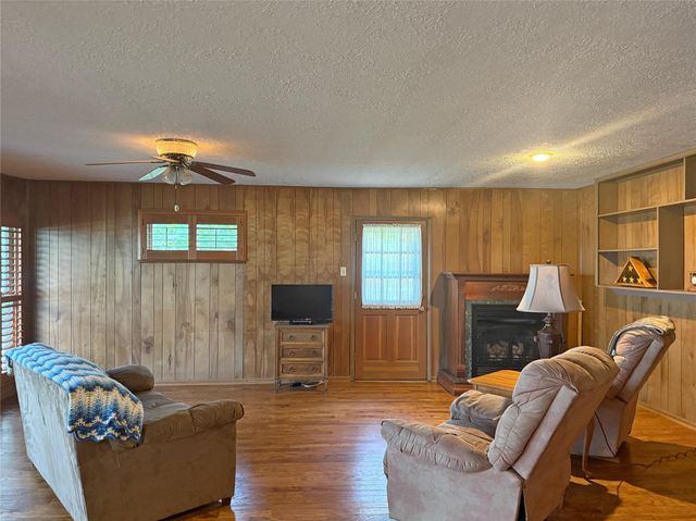 192 Sam Houston Loop, Point Blank, TX 77364