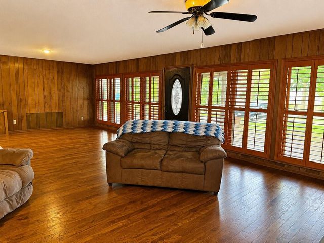 192 Sam Houston Loop, Point Blank, TX 77364