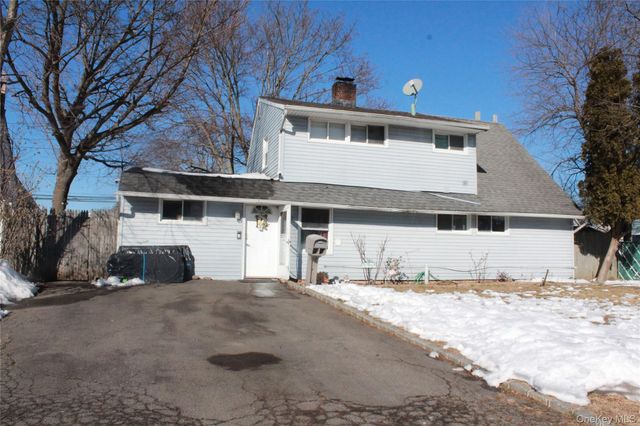 118 Bucket Lane, Levittown, NY 11756