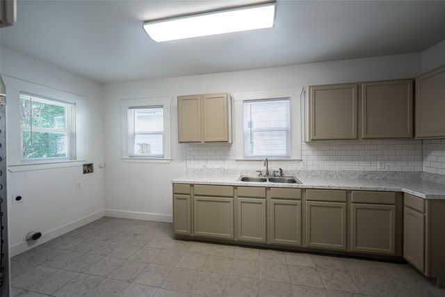 924 E Leuda Street, Fort Worth, TX 76104