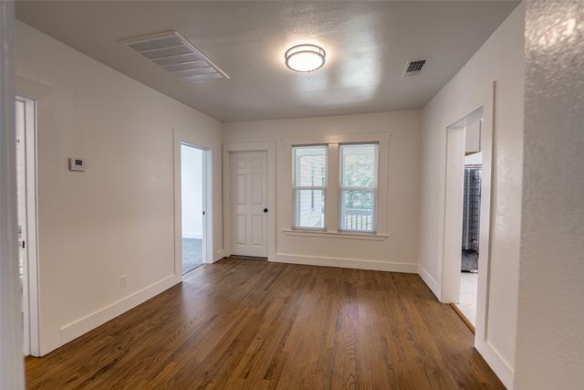 924 E Leuda Street, Fort Worth, TX 76104