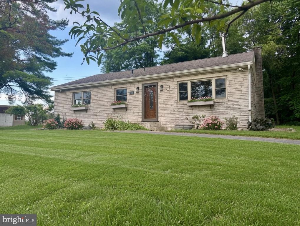 201 MARSH DR, Carlisle, PA 17015