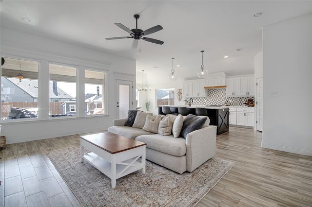 812 Rodgers Avenue, Godley, TX 76044