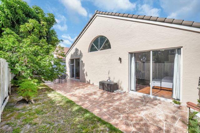 6090 Newport Village Way, Lake Worth, FL 33463
