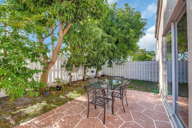 6090 Newport Village Way, Lake Worth, FL 33463